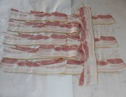 <p>Darauf dann einen (aus zwei Speckstreifen zusammengebauten) Speckstreifen legen.</p> <p>Darauf dann einen (aus zwei Speckstreifen zusammengebauten) Speckstreifen legen.</p>
