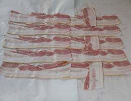 <p>Danach die zurückgeschlagenen Speckstreifen wieder aufklappen.</p> <p>Danach die zurückgeschlagenen Speckstreifen wieder aufklappen.</p>