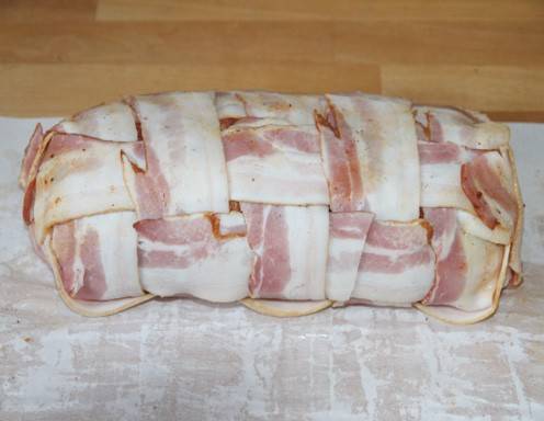 <p>So sieht, die zum Grillen bereite, Bacon Bomb aus - gut verpackt im Specknetz.</p>