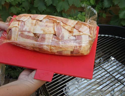 <p>Die Bacon Bomb aus dem K&uuml;hlschrank nehmen, etwas Zimmertemperatur annehmen lassen und aus der Folie wickeln.</p>