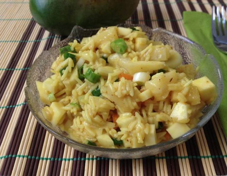 Karibischer Reissalat mit Ananas und Mango