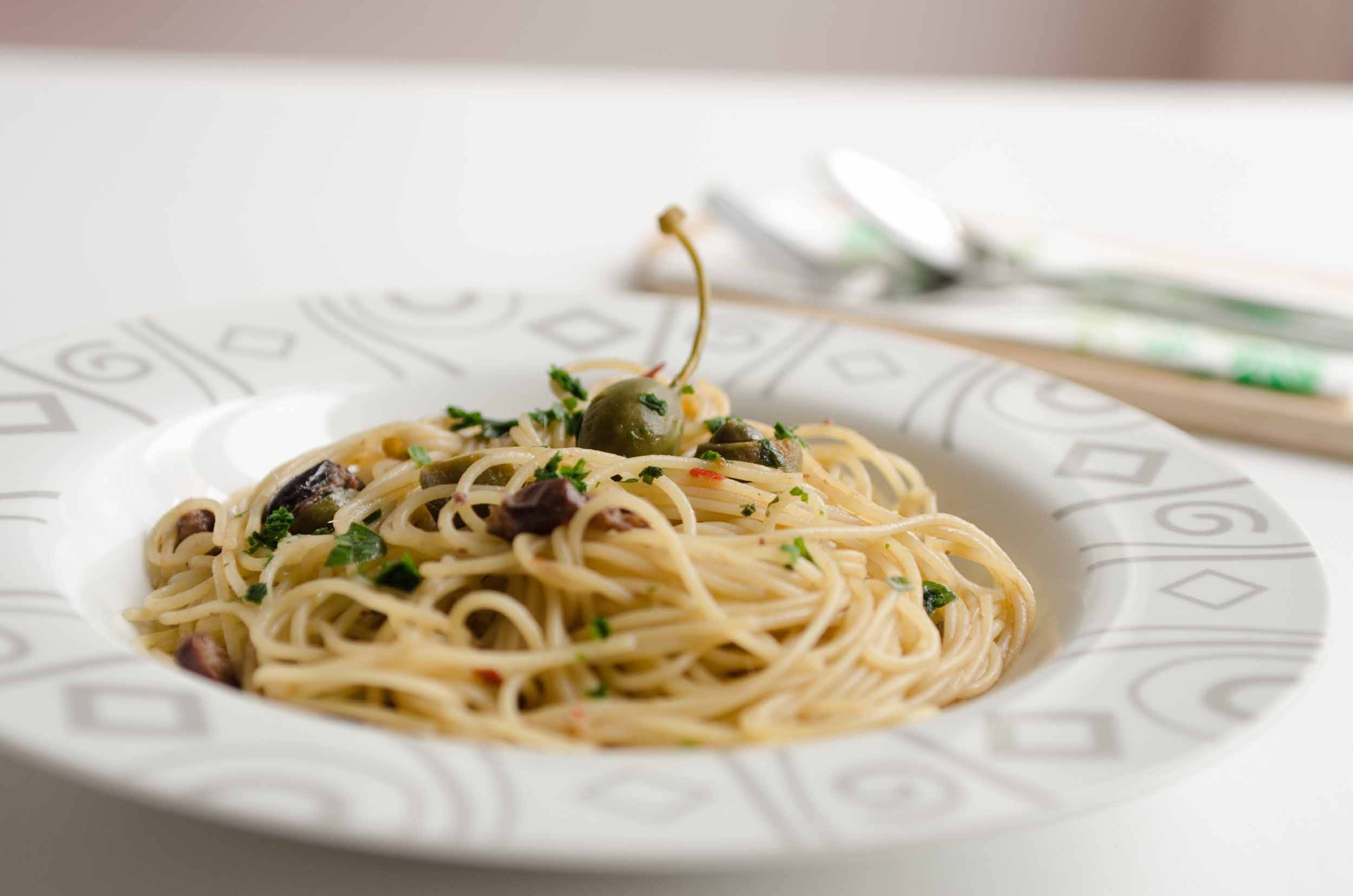 Capellini mit Sardellen, Oliven und Kapern