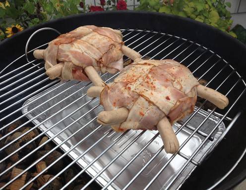 Schritt 9: Bacon Turtle auf den Griller setzen und bei indirekter Hitze bei ca. 130 °C zugedeckt für ungefähr 60 Minuten grillen. 