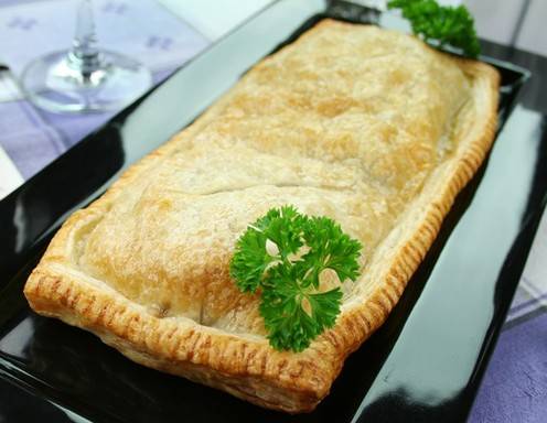 Pizzastrudel „Regina“ mit frischen Waldpilzen Rezept - ichkoche.at Pizzastrudel „Regina“ mit frischen Waldpilzen Rezept - ichkoche.at