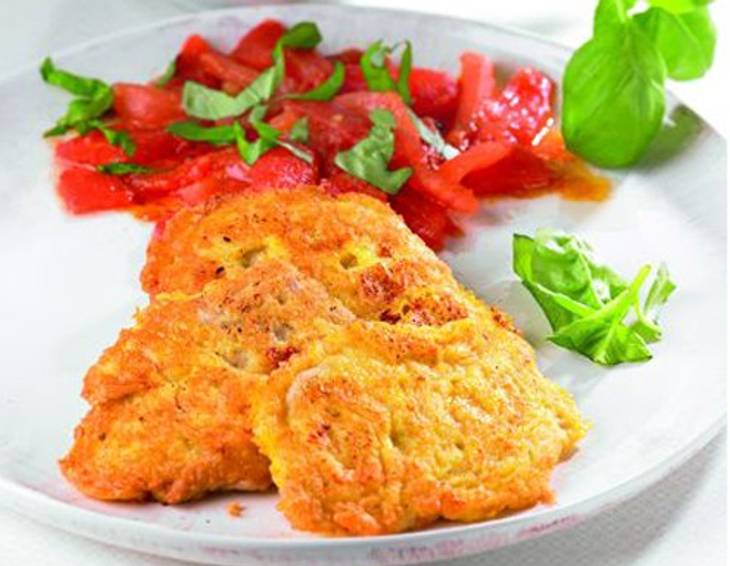 Parmesanschnitzel auf geschmolzenen Tomaten