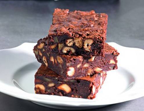Schokoladenbrownie mit Cashewkernen und Pastinakenwürfeln