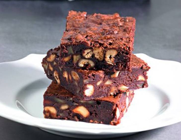 Schokoladenbrownie mit Cashewkernen und Pastinakenwürfeln