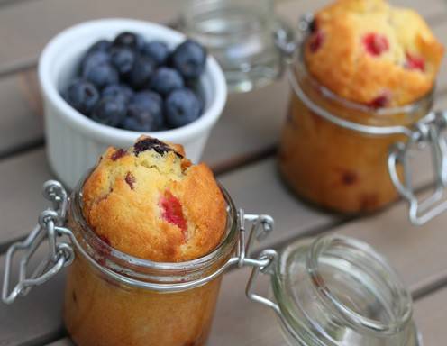 Beeren und Sauerrahm-Kuchen im Glas Rezept