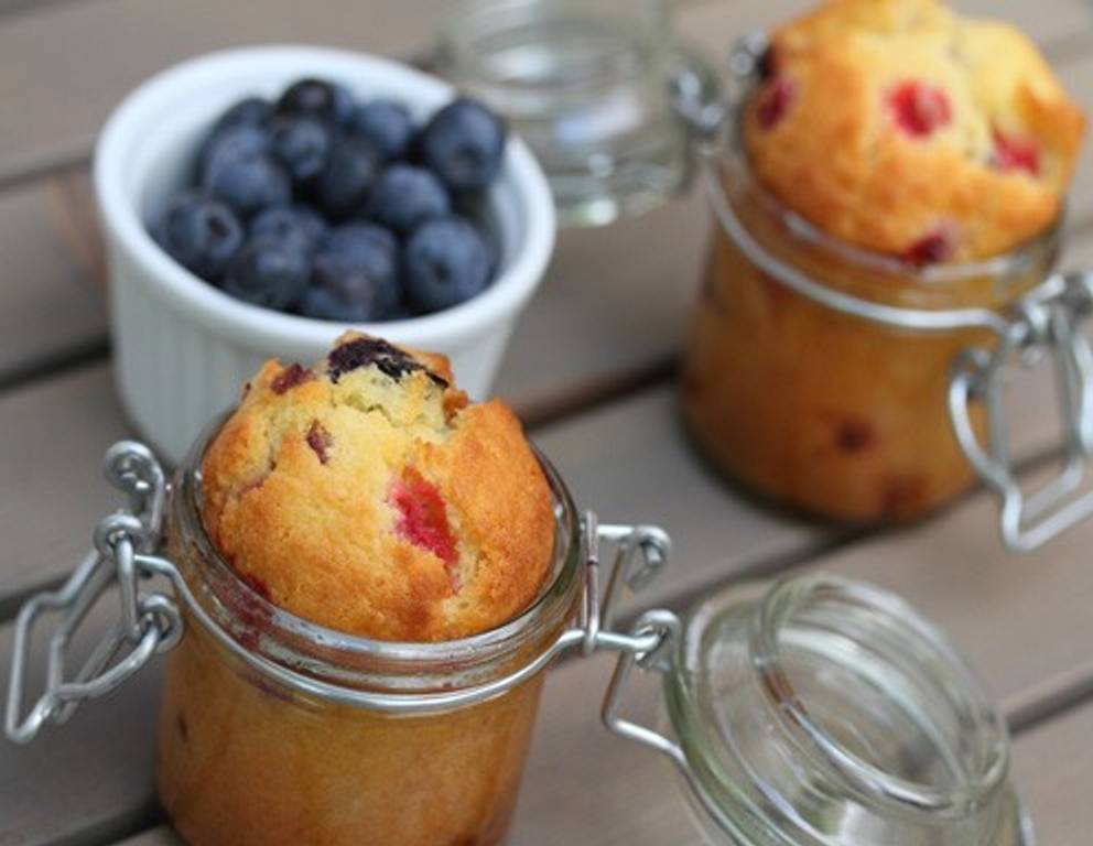 Beeren und Sauerrahm-Kuchen im Glas Beeren und Sauerrahm-Kuchen im Glas