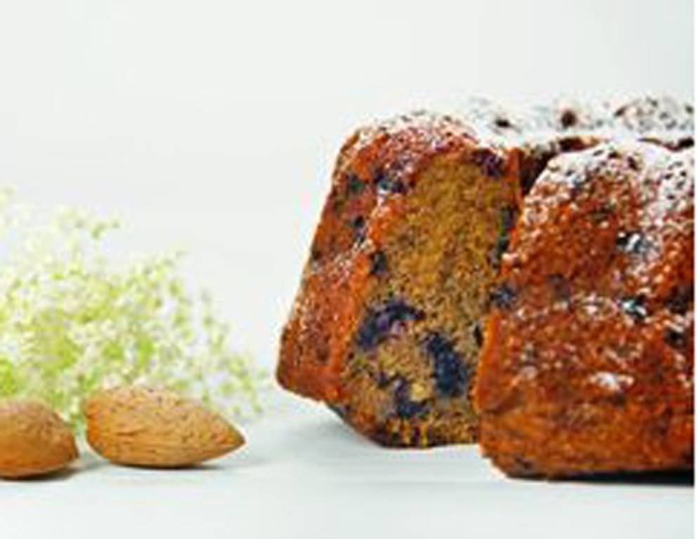 Mandelgugelhupf mit Holunderbeeren Mandelgugelhupf mit Holunderbeeren