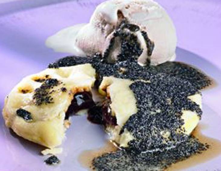 Powidltaschen mit Kartoffelteig und Mascarpone-Amaretto-Eis Powidltaschen mit Kartoffelteig und Mascarpone-Amaretto-Eis