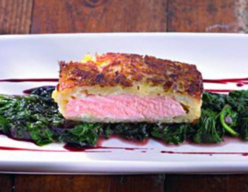 Lachs im Kartoffelmantel mit Rotweinspinat