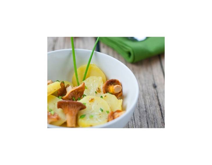 Kartoffelsalat mit Eierschwammerln und weißen Bohnen Kartoffelsalat mit Eierschwammerln und weißen Bohnen