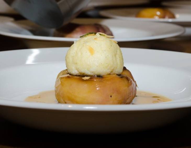 Gegrillter Pfirsich mit Ricotta-Grießknödel Gegrillter Pfirsich mit Ricotta-Grießknödel