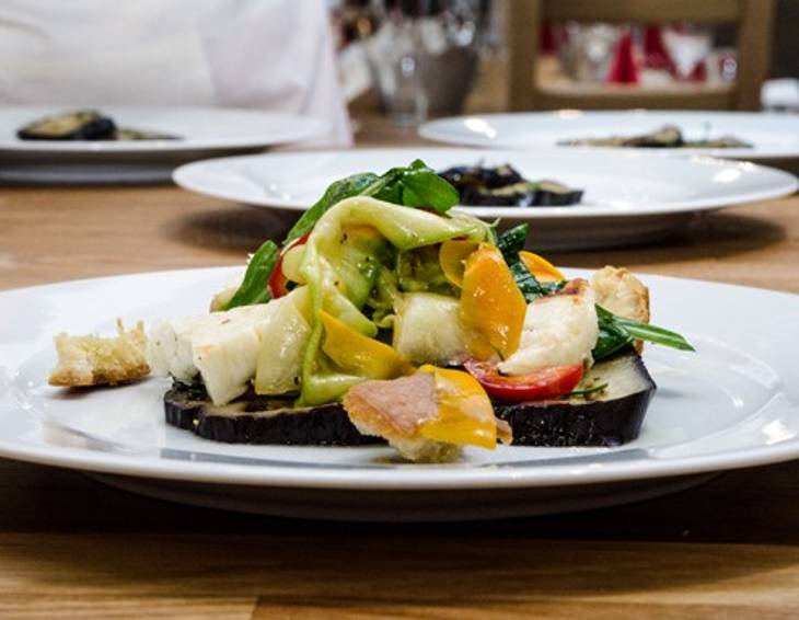 Mediterraner Gemüsesalat mit Halloumi Mediterraner Gemüsesalat mit Halloumi