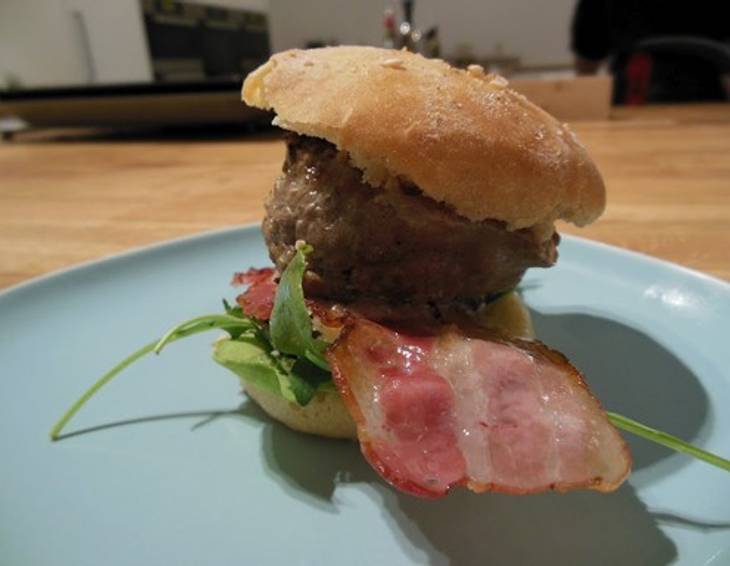 Cheeseburger mit Mayonnaise Cheeseburger mit Mayonnaise