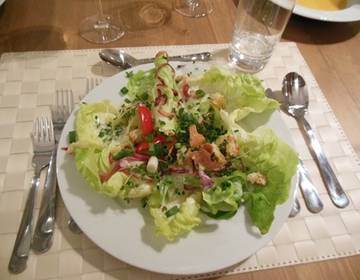 Häuptel-Gemüse-Salat mit Buttermilchdressing