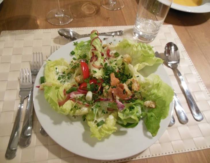 Häuptel-Gemüse-Salat mit Buttermilchdressing