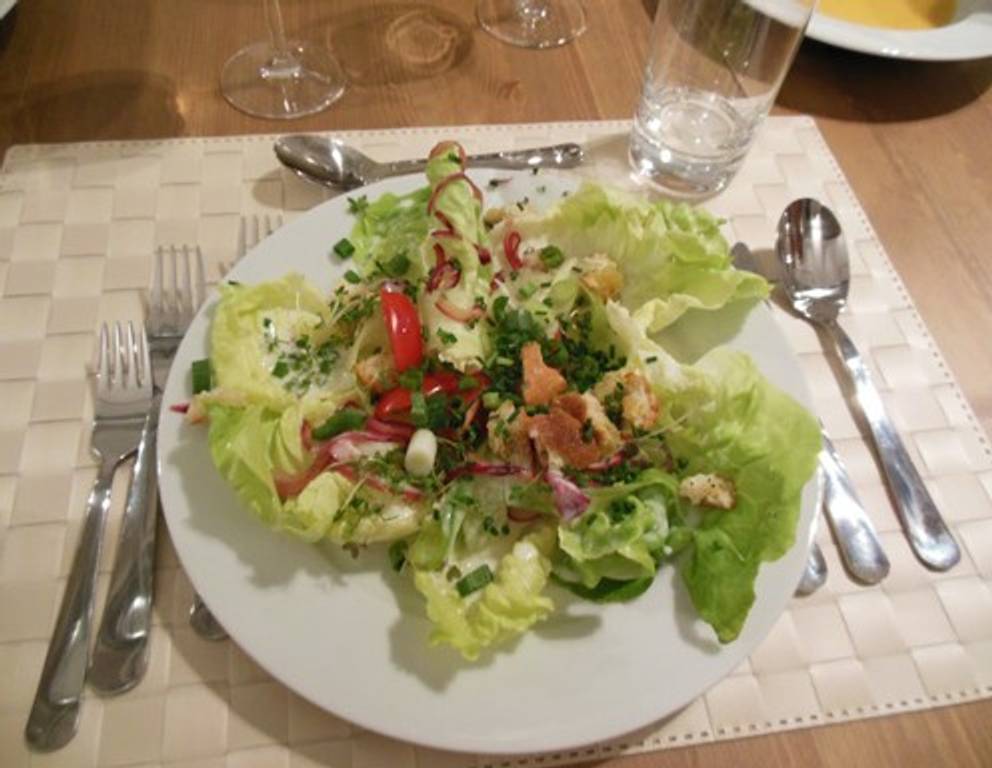 Häuptel-Gemüse-Salat mit Buttermilchdressing Häuptel-Gemüse-Salat mit Buttermilchdressing