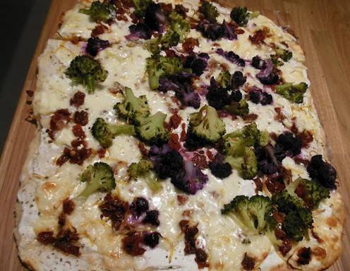 Rezept für Pizza mit Schafskäse und Brokkoli
