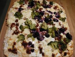 Pizza mit Schafskäse und Brokkoli Pizza mit Schafskäse und Brokkoli