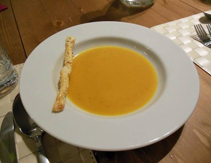 Kürbiscremesuppe mit Blätterteig-Stangerl Kürbiscremesuppe mit Blätterteig-Stangerl
