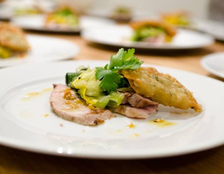 Wan-Tan auf Schweinskarree mit Zucchini-Gurken-Salat Wan-Tan auf Schweinskarree mit Zucchini-Gurken-Salat
