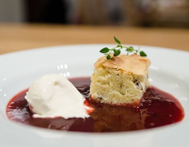 Zwetschkensuppe mit weißem Schokoladen-Blondie Zwetschkensuppe mit weißem Schokoladen-Blondie