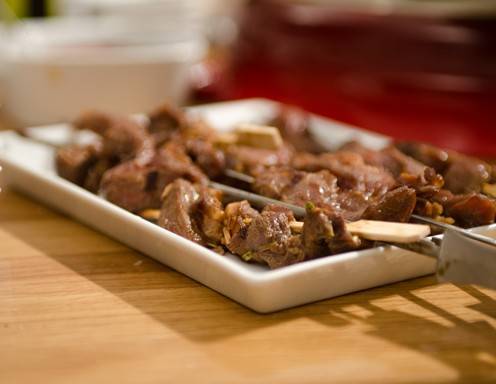 Rindfleischspieße mit Erdnuss-Dip Rezept - ichkoche.at Rindfleischspieße mit Erdnuss-Dip Rezept - ichkoche.at