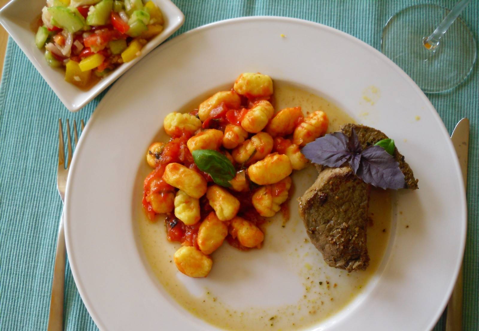 Bistecca mit Gnocchi und Basilikum