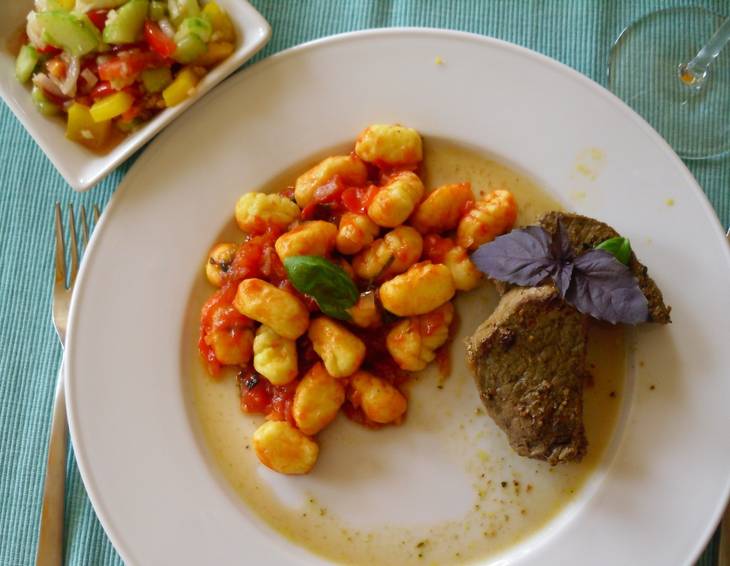 Bistecca mit Gnocchi und Basilikum Bistecca mit Gnocchi und Basilikum