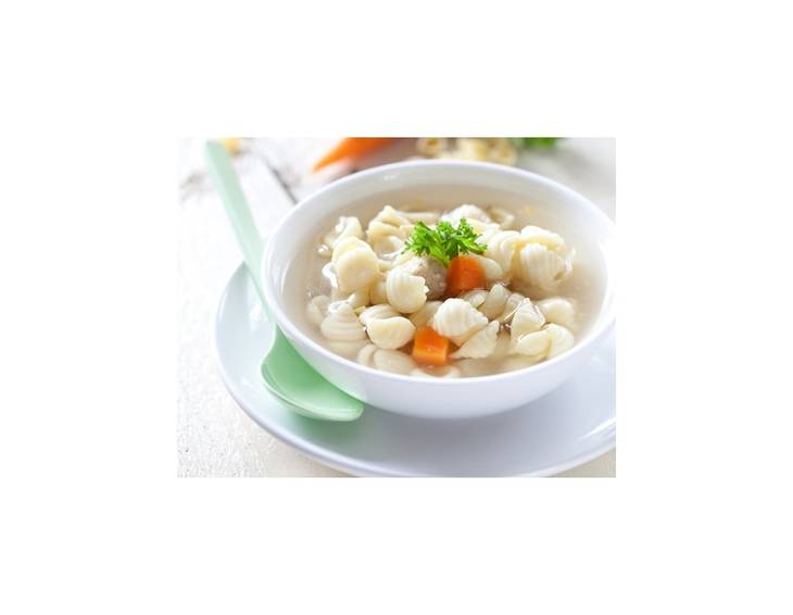 Babynahrung: Hühnersuppe mit Gemüse und Nudeln Babynahrung: Hühnersuppe mit Gemüse und Nudeln