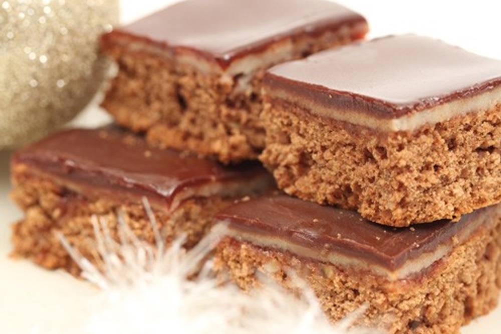 Glasieren Sie den Kuchen mit Schokolade, um verbrannte Stellen zu kaschieren Glasieren Sie den Kuchen mit Schokolade, um verbrannte Stellen zu kaschieren
