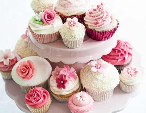 <p>Rosa Blumen auf wei&szlig;em Untergrund&nbsp; - diese Cupcakes kommen sehr romantisch daher! Wunderbar zum Valentinstag!</p>