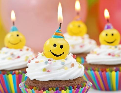 <p>Ein Cupcake zum Geburtstag! Mit lachendem Gesicht und einer Geburtstagskerze. Was will man mehr? Probieren Sie doch selbst ein Geburtstags-Cupcakes Rezept aus!</p>