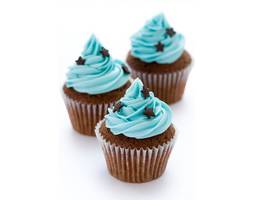 <p>Die blaue Farbe bei diesen Cupcakes k&ouml;nnen Sie mit Lebensmittelfarbe erzeugen.</p>