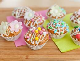 <p>Kunterbunte Farben bei Cupcakes.</p> <p>Kunterbunte Farben bei Cupcakes.</p>