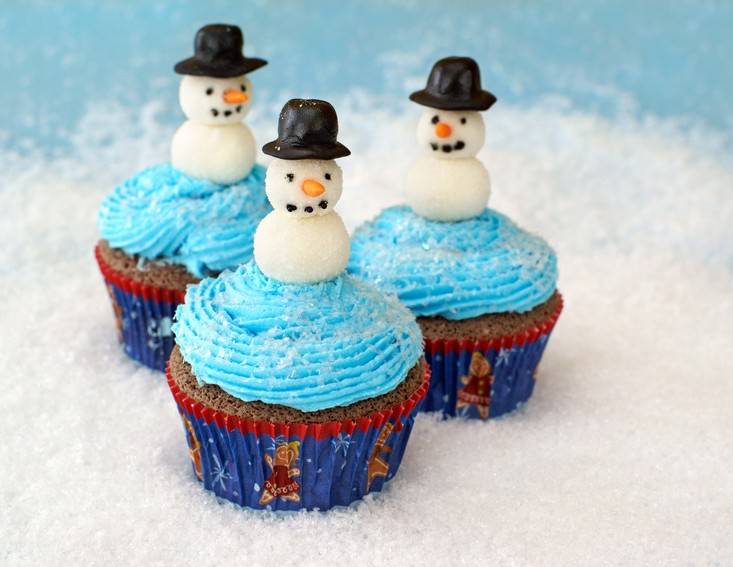 <p>Winterwonderland am Cupcake: ein s&uuml;&szlig;er Schneemann aus Marzipan auf Schneelandschaft.</p>