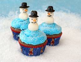 <p>Winterwonderland am Cupcake: ein s&uuml;&szlig;er Schneemann aus Marzipan auf Schneelandschaft.</p>