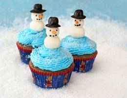 <p>Winterwonderland am Cupcake: ein süßer Schneemann aus Marzipan auf Schneelandschaft.</p> <p>Winterwonderland am Cupcake: ein süßer Schneemann aus Marzipan auf Schneelandschaft.</p>