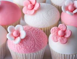 <p>Diese wunderschönen Cupcakes sind mit Hilfe einer Reliefmatte gemacht worden. Sie erhalten sie z.B. bei <a title="Reliefmatten für Cupcakes" href="http://www.anna-gold.at/gold/catalog/product_info.php?cPath=4_69_69001&products_id=12318">Anna Gold</a>. Sie werden auf Fondant oder Massa Ticino aufgepresst.</p> <p>Diese wunderschönen Cupcakes sind mit Hilfe einer Reliefmatte gemacht worden. Sie erhalten sie z.B. bei <a title="Reliefmatten für Cupcakes" href="http://www.anna-gold.at/gold/catalog/product_info.php?cPath=4_69_69001&products_id=12318">Anna Gold</a>. Sie werden auf Fondant oder Massa Ticino aufgepresst.</p>