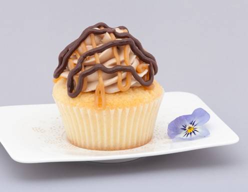 <p>Cupcakes mit Karamelltopping und Orangenzesten.</p>