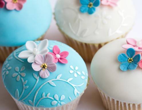 <p>Ein wahres Meisterwerk! Wundersch&ouml;n gepr&auml;gter Cupcake mit Zuckerbl&uuml;ten versehen.</p>