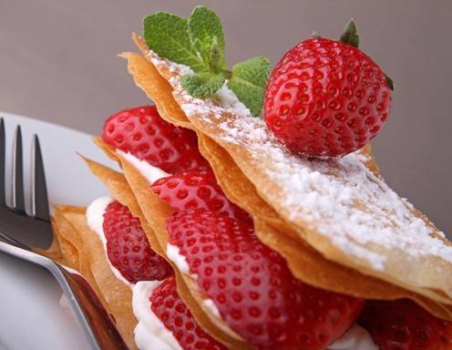 Beeren mit Jogurt-Obers-Creme in Strudelblättern