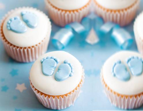 <p>Kleine, zarte Babyf&uuml;&szlig;chen auf Cupcakes. Ein sch&ouml;nes Geschenk f&uuml;r die Geburt.</p>