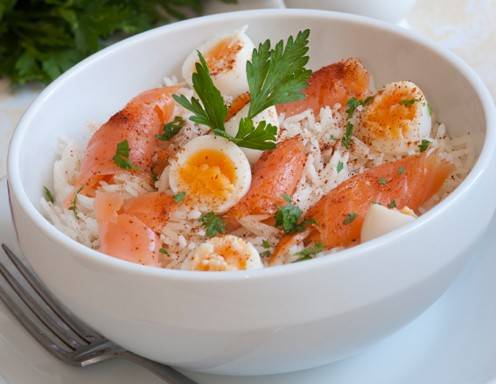 Kedgeree mit Räucherlachs und Wachteleiern Rezept