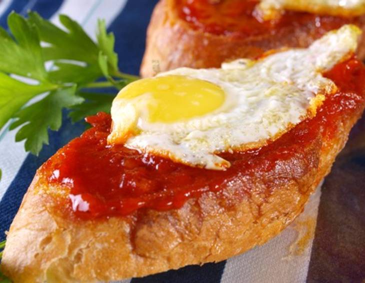 Tomaten-Crostini mit Wachtel-Spiegelei Tomaten-Crostini mit Wachtel-Spiegelei
