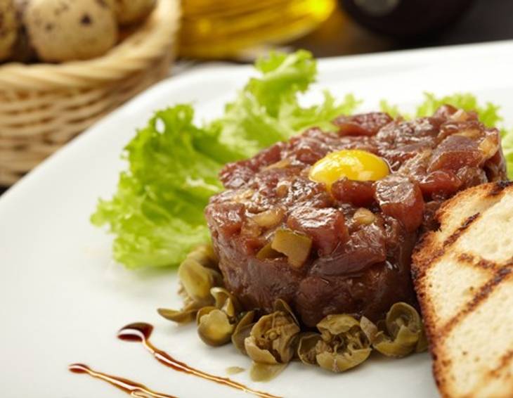 Beef Tatar mit Wachtelei Beef Tatar mit Wachtelei