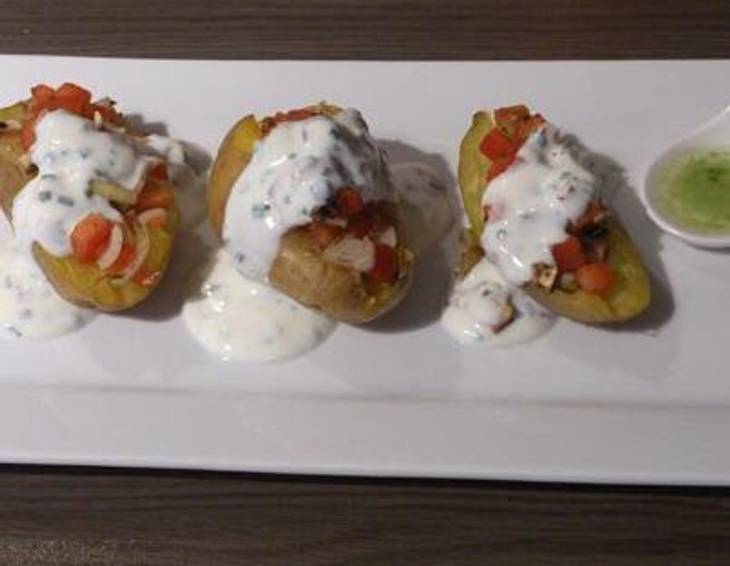 Tomaten-Champignons-Ofenkartoffel mit Schnittlauchsauce Tomaten-Champignons-Ofenkartoffel mit Schnittlauchsauce