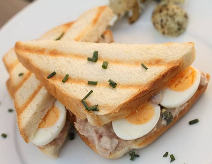 Thunfisch-Sandwich mit Wachteleiern Thunfisch-Sandwich mit Wachteleiern